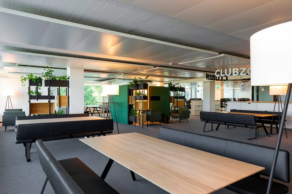 Espace de bureau prêt à être occupé avec aménagement locataire de haute qualité et deux terrasses – photo 6 sur 8