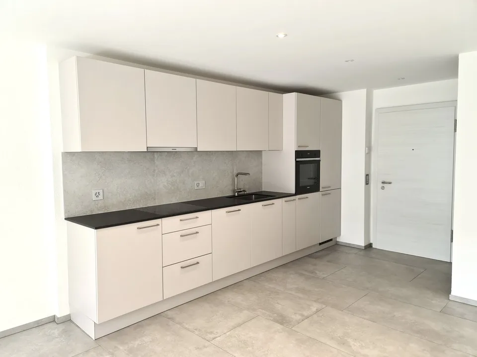 A louer magnifique appart. de 2,5 pièces dans immeuble comme neuf avec place de parc dans le garage – photo 2 sur 14