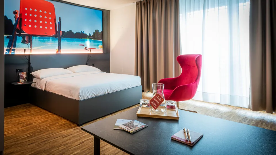 NEW – Spacious Deluxe Studio with Hotel Services in Bern – approx. 31 m² – photo 2 of 8