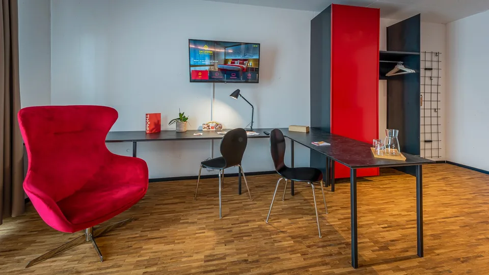 NEW – Spacious Deluxe Studio with Hotel Services in Bern – approx. 31 m² – photo 3 of 8