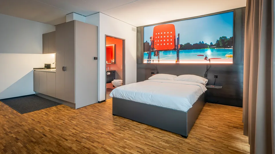 NEW – Spacious Deluxe Studio with Hotel Services in Bern – approx. 31 m² – photo 4 of 8