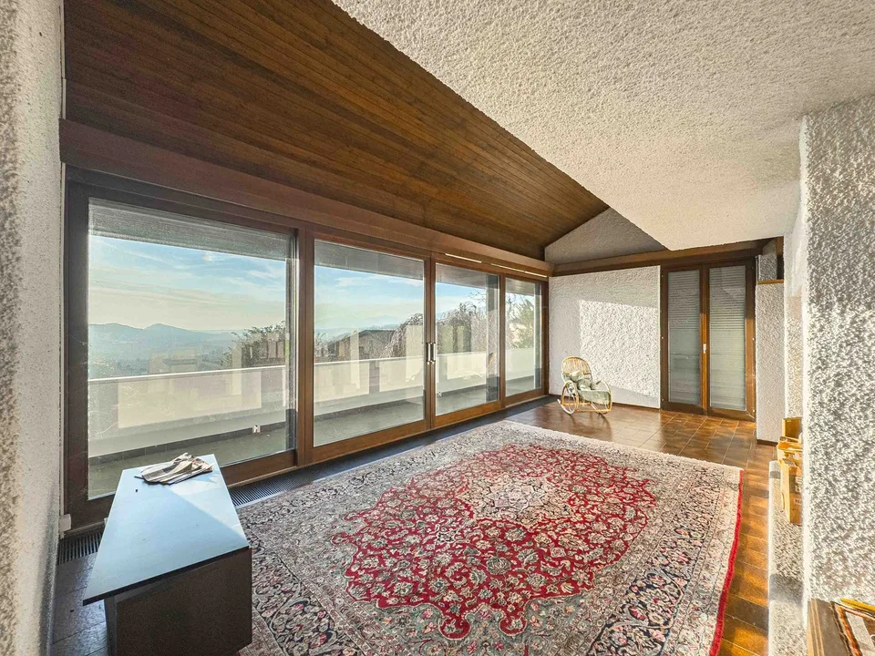 Villa con ampio giardino e vista aperta a Morbio Superiore – foto 3 di 9