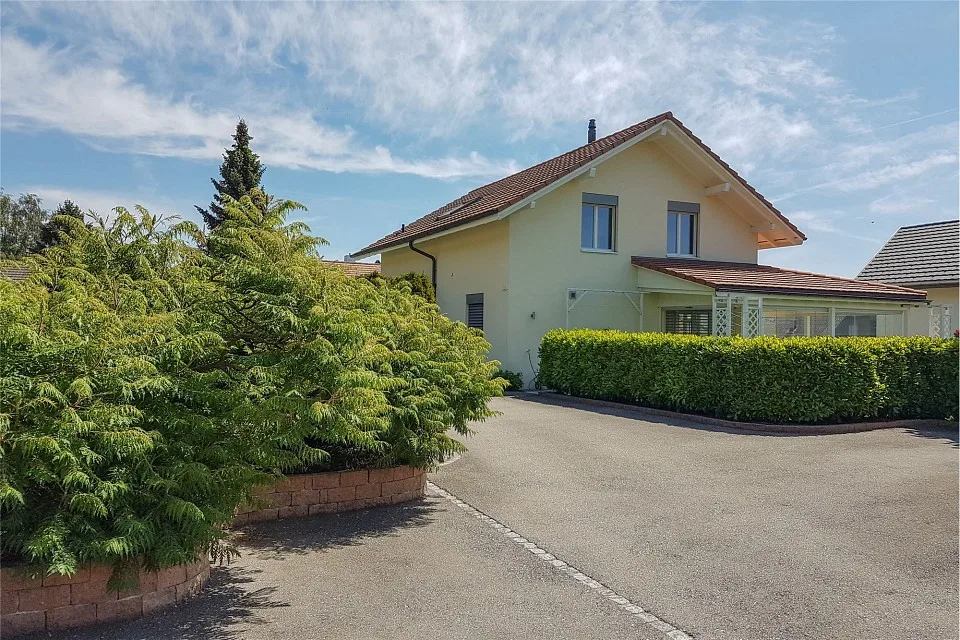 Maison de famille attrayante de 4½ pièces avec grand jardin d'hiver. Située au soleil et au calme. – photo 2 sur 13