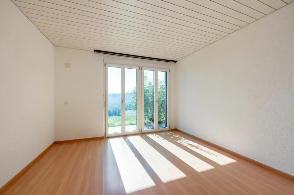 Umweltfreundliches Einfamilienhaus am Waldrand mit Solaranlage und Wärmepumpe – Foto 13 von 23