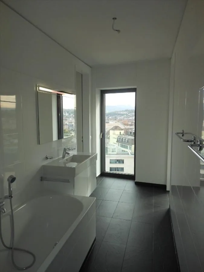 Living in the Markthallen Tower in close proximity to the train station – photo 4 of 7