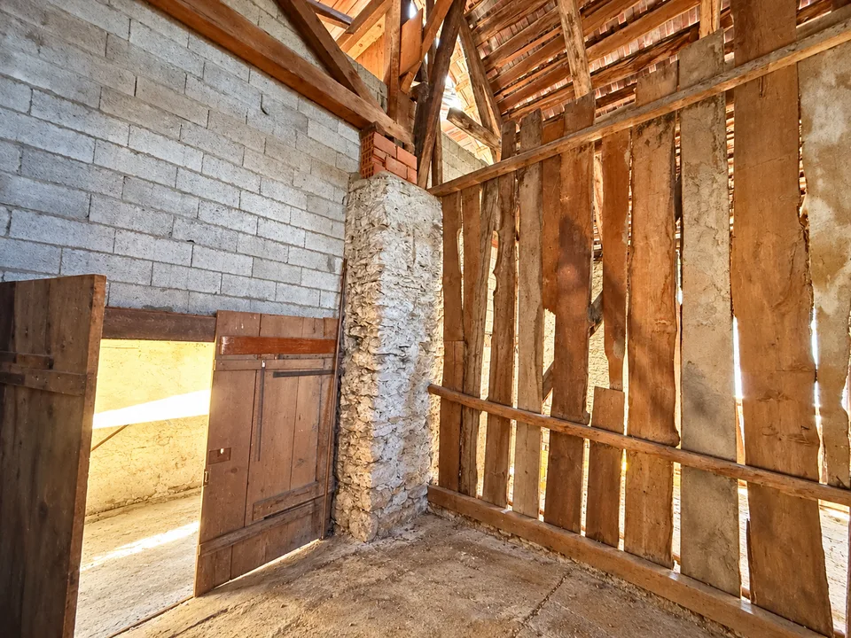 Haus im Dorfstil zur Renovierung mit Scheune – Foto 10 von 11