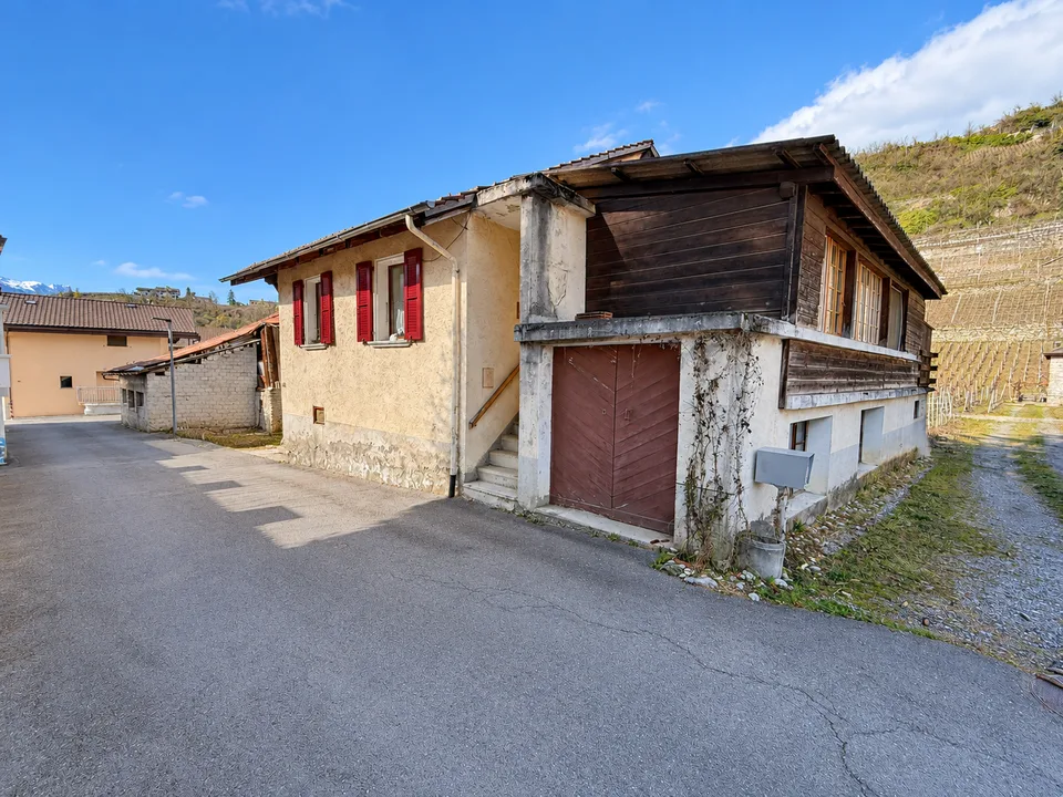 Haus im Dorfstil zur Renovierung mit Scheune – Foto 2 von 11