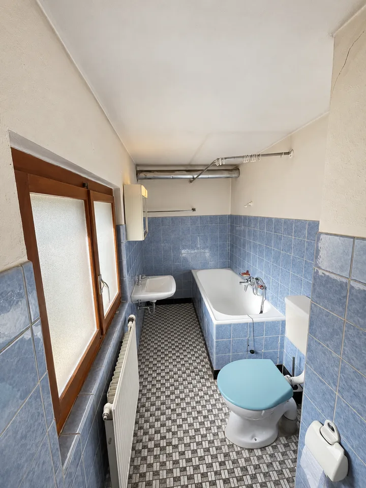 Haus im Dorfstil zur Renovierung mit Scheune – Foto 7 von 11