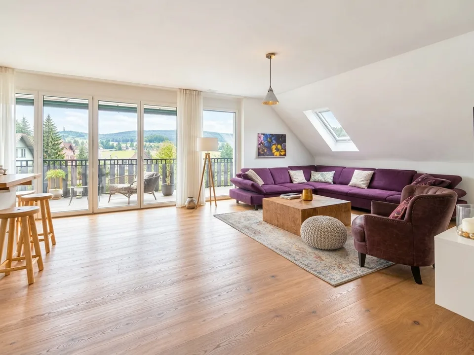 BIRCHWIL - 4.5 Zimmer Dachwohnung mit schöner Aussicht aus fast allen Räumen – Foto 2 von 4