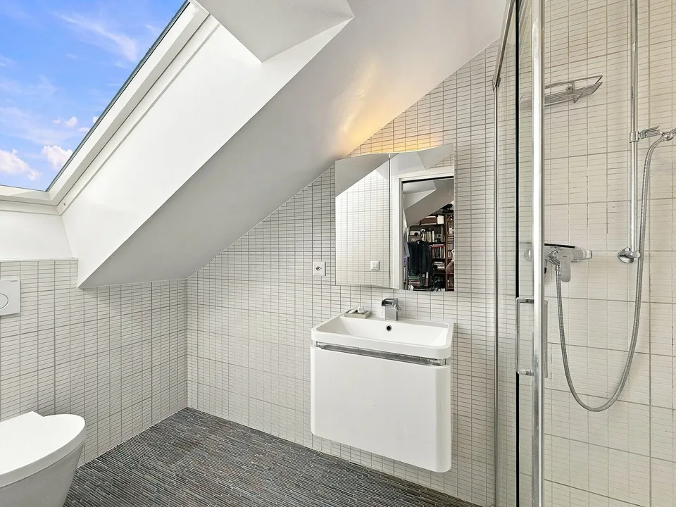 Prachtiges 3,5-Zimmer-Attikapartment mit Panoramablick auf den See und die Berge im Herzen von Lausanne – Foto 14 von 18
