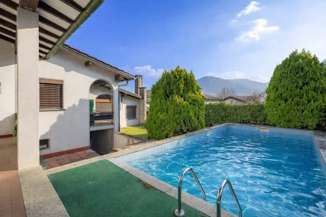 Casa unifamiliare con giardino e piscina / Einfamilienhaus mit Garten und Schwimmbad – photo 2 sur 8