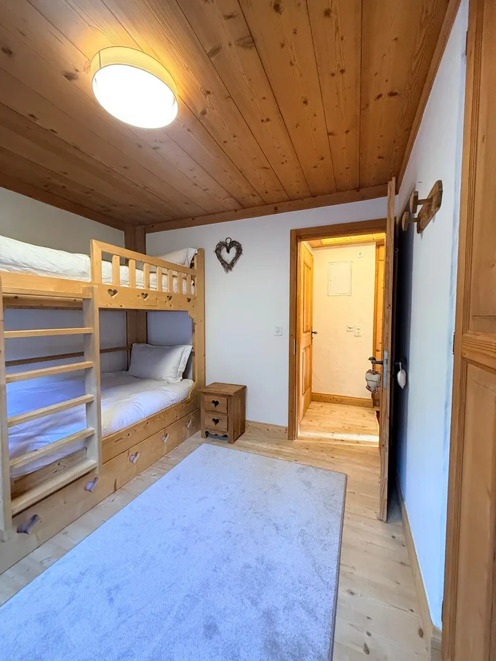 Charmantes 3,5-Zimmer-Wohnung mit Terrasse und Berg- und Talblick in Rougemont – Foto 6 von 19
