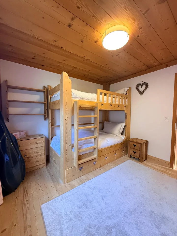 Charmantes 3,5-Zimmer-Wohnung mit Terrasse und Berg- und Talblick in Rougemont – Foto 13 von 19