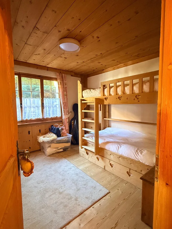 Charmantes 3,5-Zimmer-Wohnung mit Terrasse und Berg- und Talblick in Rougemont – Foto 5 von 19