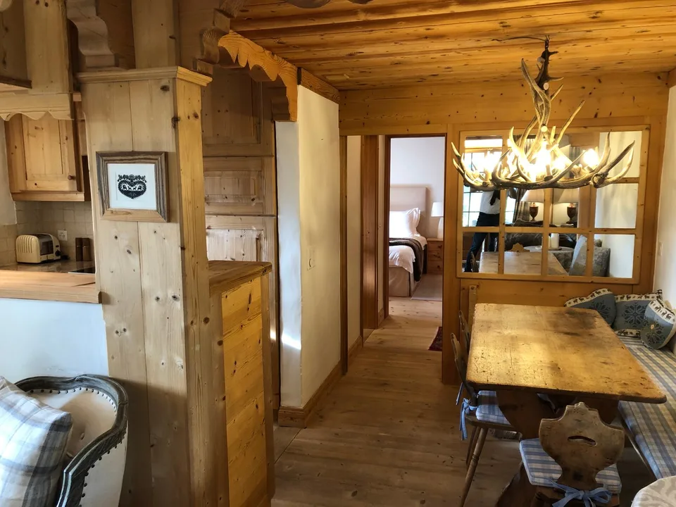 Charmantes 3,5-Zimmer-Wohnung mit Terrasse und Berg- und Talblick in Rougemont – Foto 3 von 19
