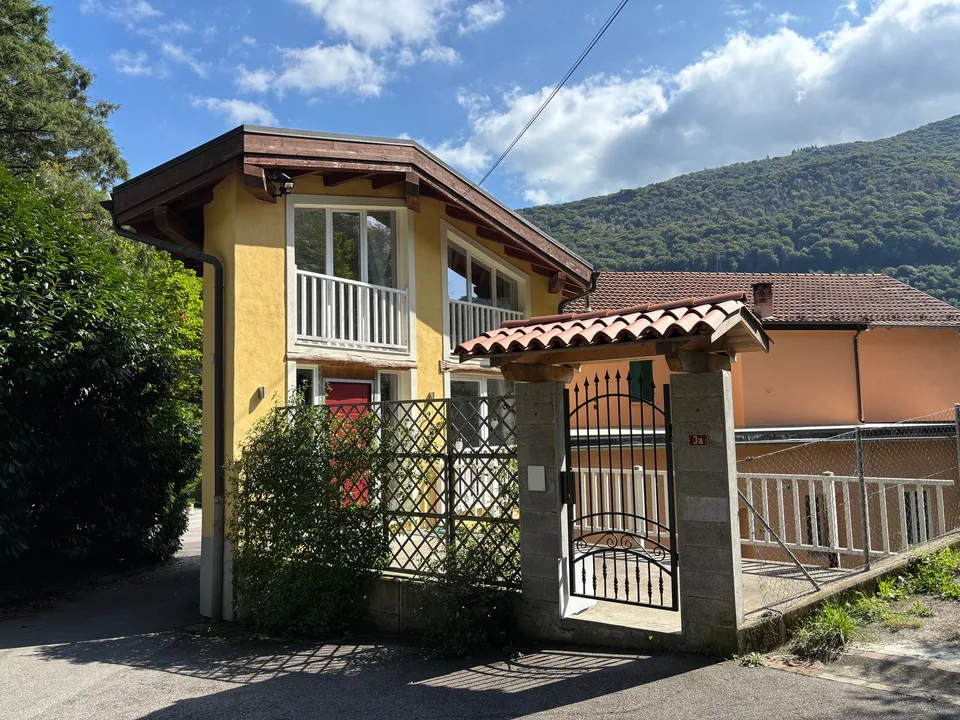 Graziosa casa con terrazzo, doppio box auto + posteggio / Ferienhaus in Der Nähe von Figino/Lugano – Foto 2 von 10
