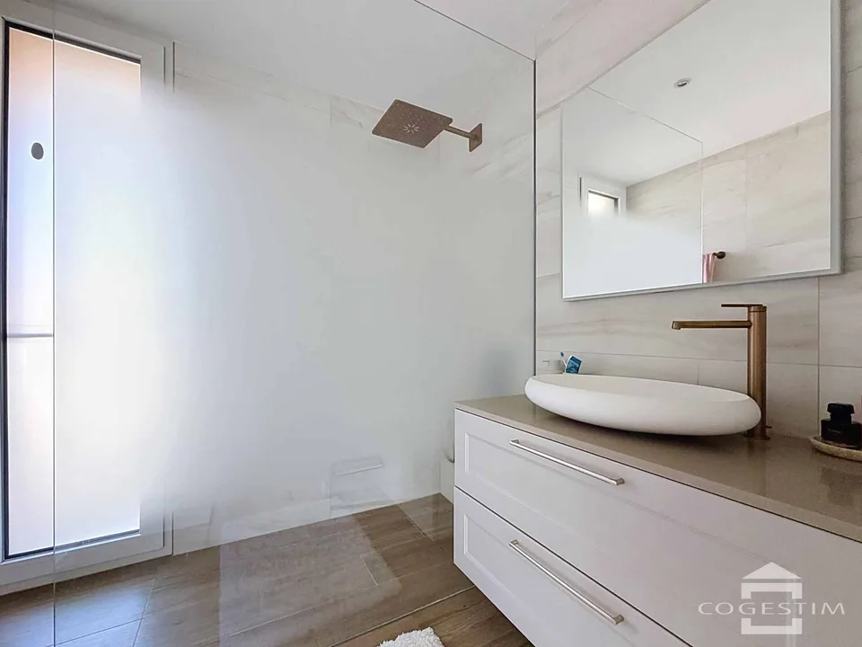 Moderne 5.5-Zimmer-Villa mit Swimmingpool – Foto 13 von 13