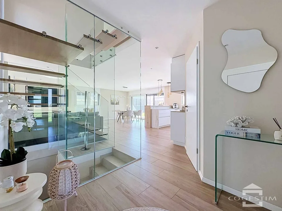 Moderne 5.5-Zimmer-Villa mit Swimmingpool – Foto 4 von 13
