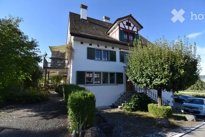 Appartamento di 3,5 locali in una casa storica in una zona tranquilla con vista fantastica sul lago e sulla montagna – foto 2 di 12