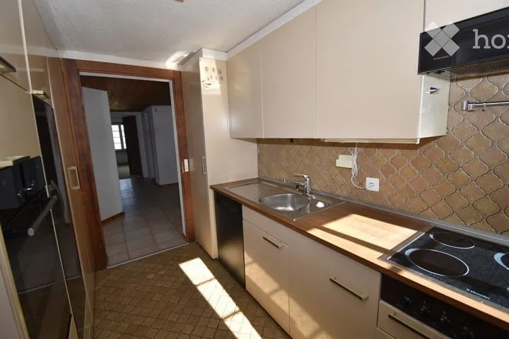 Appartamento di 3,5 locali in una casa storica in una zona tranquilla con vista fantastica sul lago e sulla montagna – foto 8 di 12