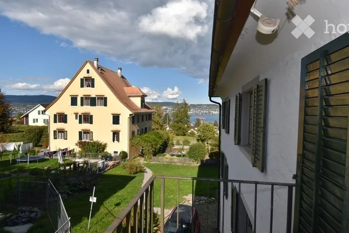 Appartamento di 3,5 locali in una casa storica in una zona tranquilla con vista fantastica sul lago e sulla montagna – foto 9 di 12