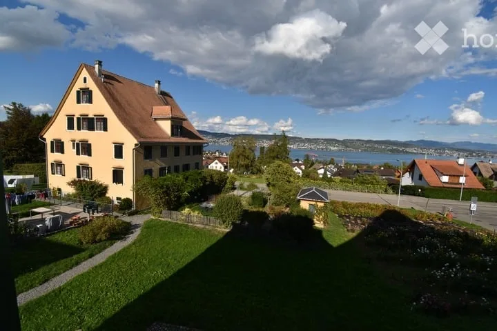 Appartamento di 3,5 locali in una casa storica in una zona tranquilla con vista fantastica sul lago e sulla montagna – foto 10 di 12