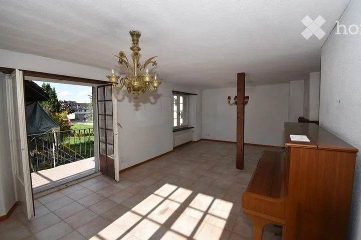 Appartamento di 3,5 locali in una casa storica in una zona tranquilla con vista fantastica sul lago e sulla montagna – foto 4 di 12
