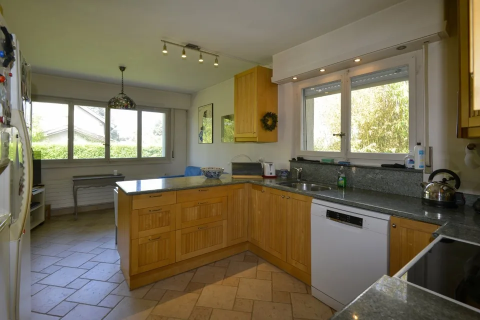 Prächtige Lage für dieses Anwesen mit eigenem Haus und Pool – Foto 11 von 16
