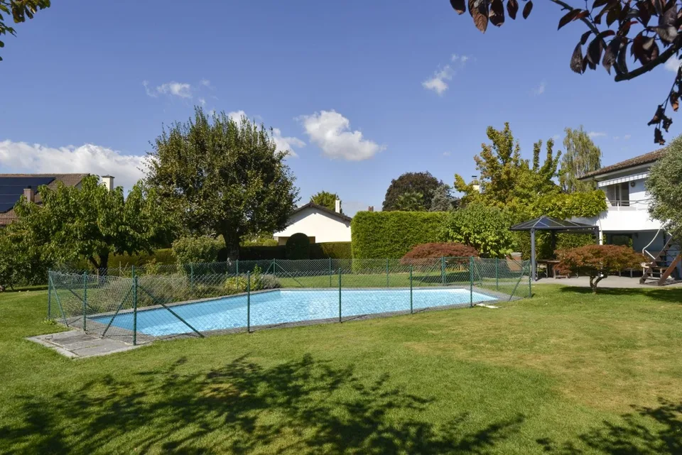Prächtige Lage für dieses Anwesen mit eigenem Haus und Pool – Foto 3 von 16