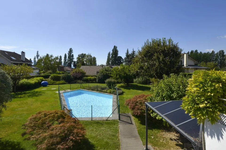 Prächtige Lage für dieses Anwesen mit eigenem Haus und Pool – Foto 2 von 16