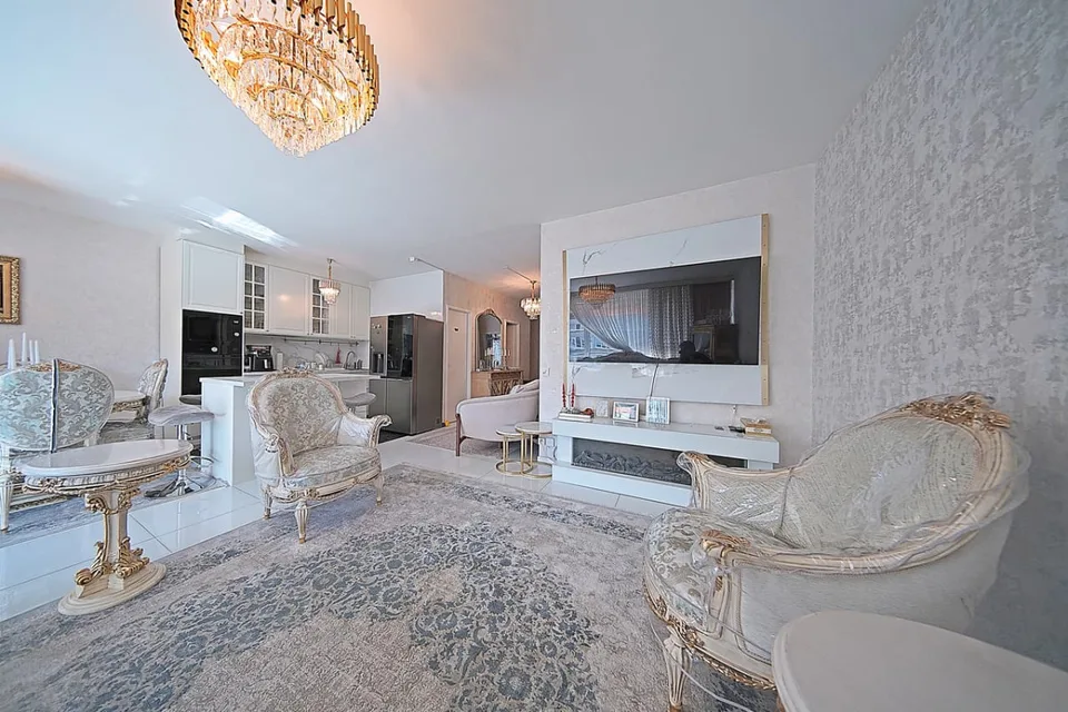 Geräumige 5-Zimmer-Wohnung mit Loggia in der Nähe aller Einrichtungen – Foto 3 von 8