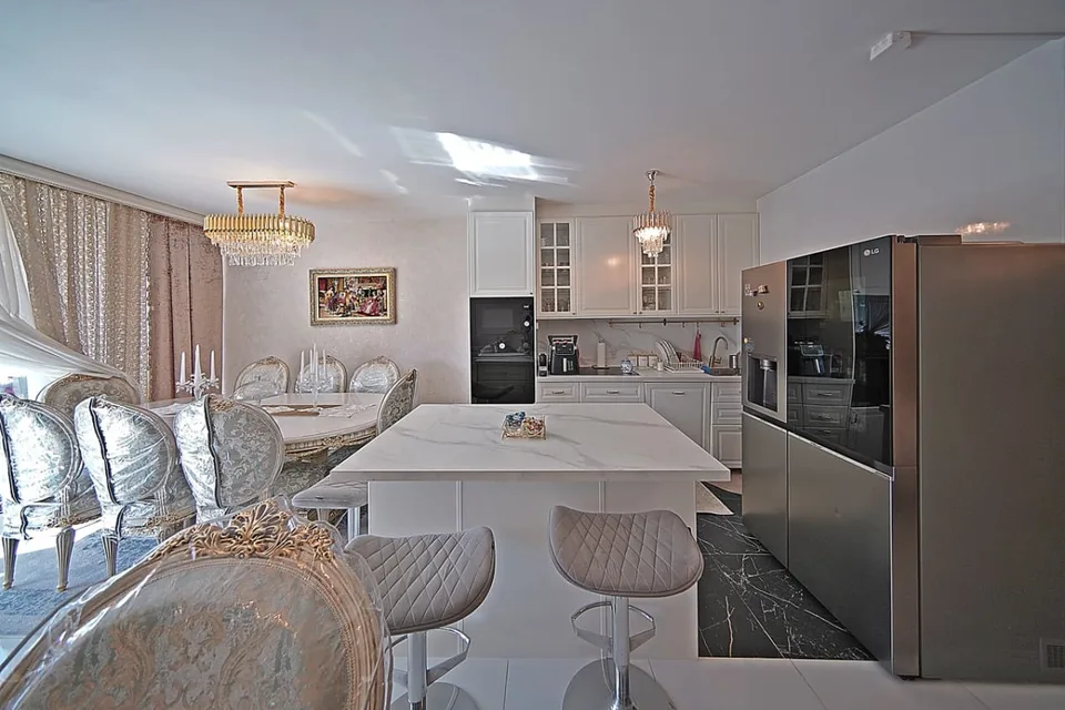Geräumige 5-Zimmer-Wohnung mit Loggia in der Nähe aller Einrichtungen – Foto 2 von 8