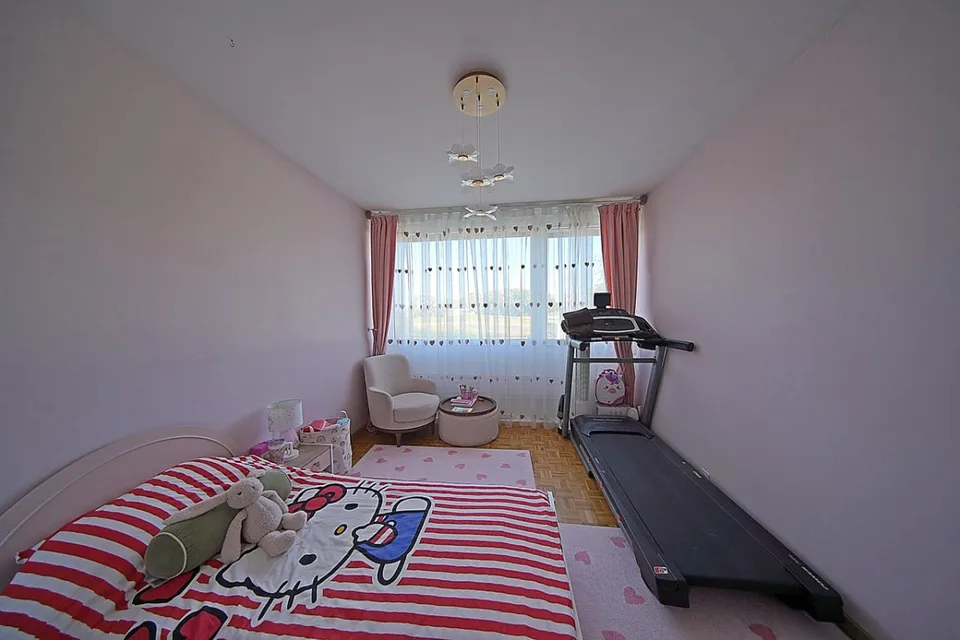 Geräumige 5-Zimmer-Wohnung mit Loggia in der Nähe aller Einrichtungen – Foto 8 von 8