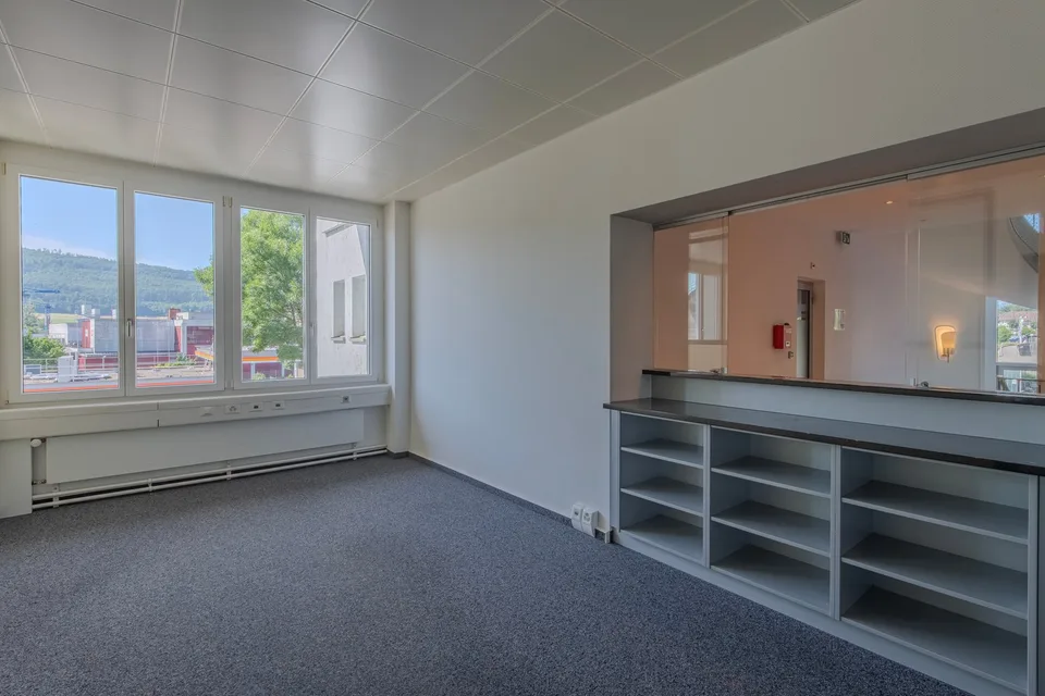 Versatile commercial spaces with flexible usage options – photo 4 of 15