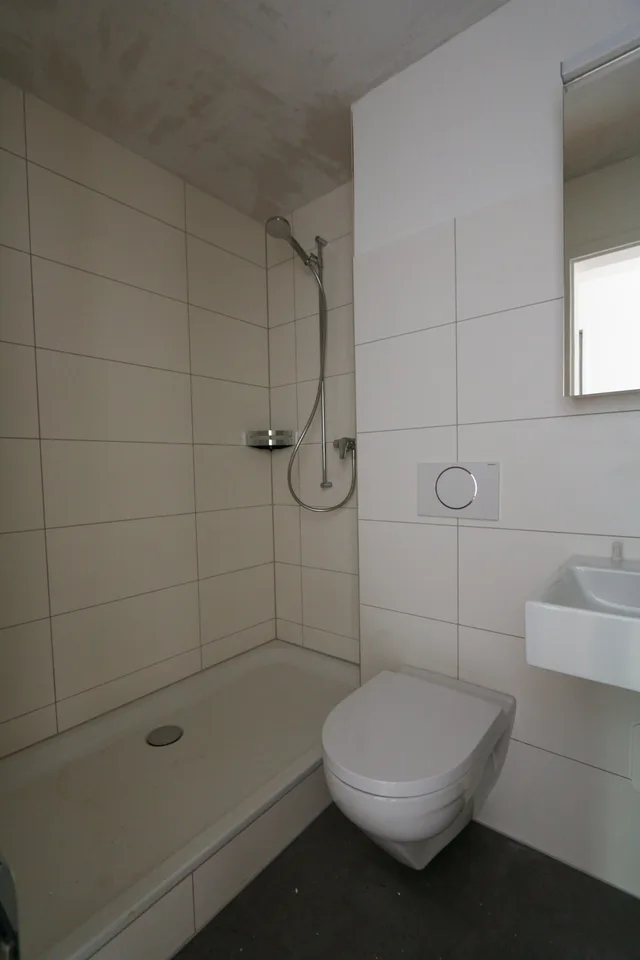 Appartamento di 3,5 locali luminoso a Rüfenacht BE – appena ristrutturato e disponibile immediatamente – foto 4 di 8