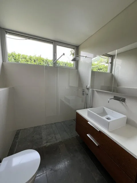 Schöne und sehr geräumige Architekten-Villa, 12 Zimmer, 2800 m2 intimes Grundstück – Foto 5 von 13
