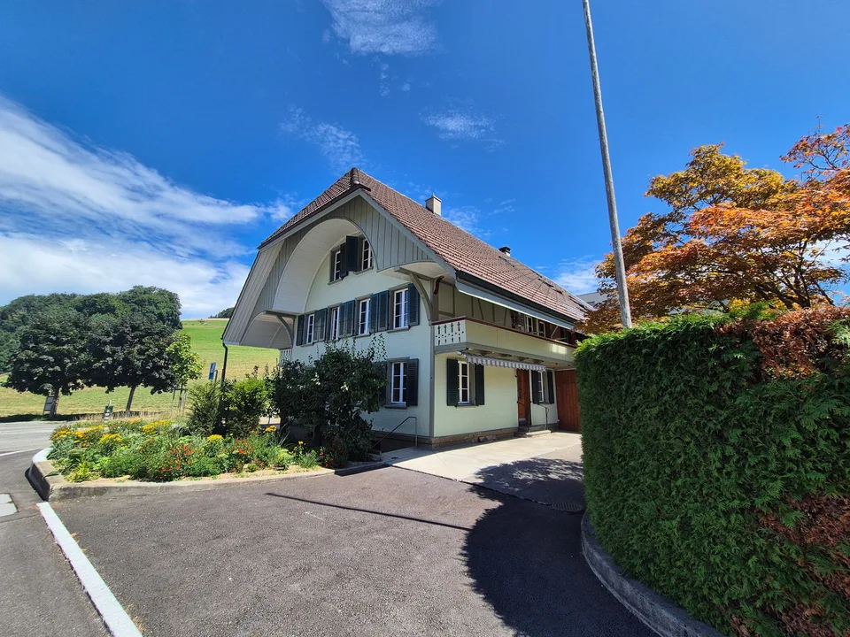 Maison jumelée de 6,5 pièces charmante avec charme de bâtiment ancien à Biglen – photo 11 sur 11