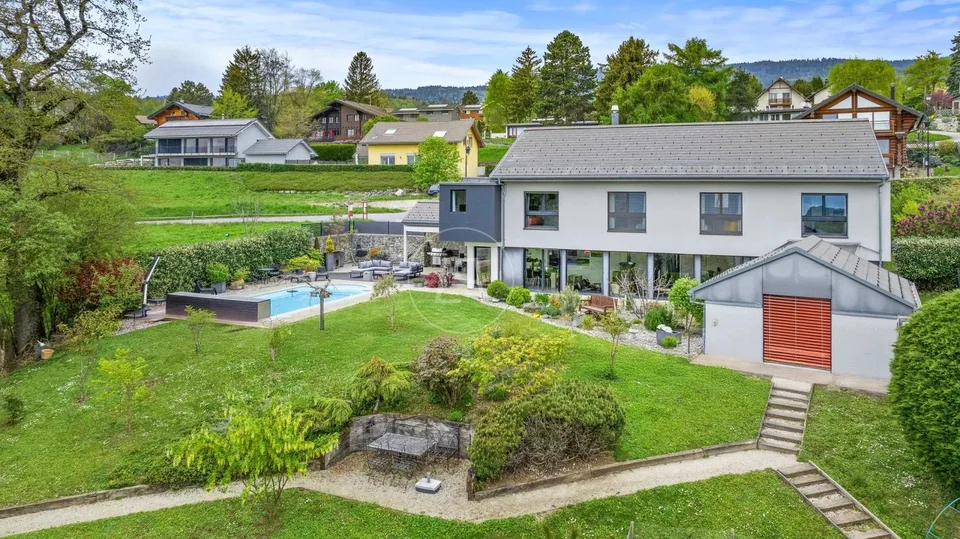 Very beautiful family villa, pool and view of the Gland heights – photo 4 of 13