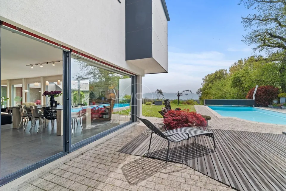 Very beautiful family villa, pool and view of the Gland heights – photo 6 of 13
