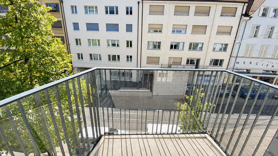 Modern concrete-style apartment near Spalentor – photo 8 of 10
