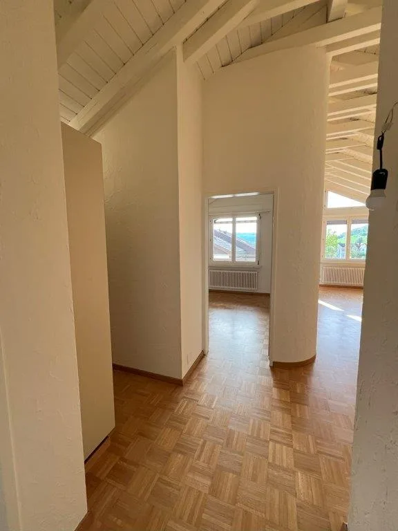 2.5-Zimmer Dachwohnung mit gedeckter Loggia und Lift – Foto 4 von 23