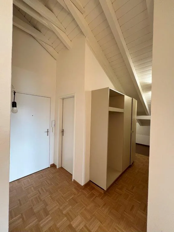 2.5-Zimmer Dachwohnung mit gedeckter Loggia und Lift – Foto 3 von 23