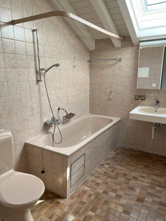 2.5-Zimmer Dachwohnung mit gedeckter Loggia und Lift – Foto 18 von 23