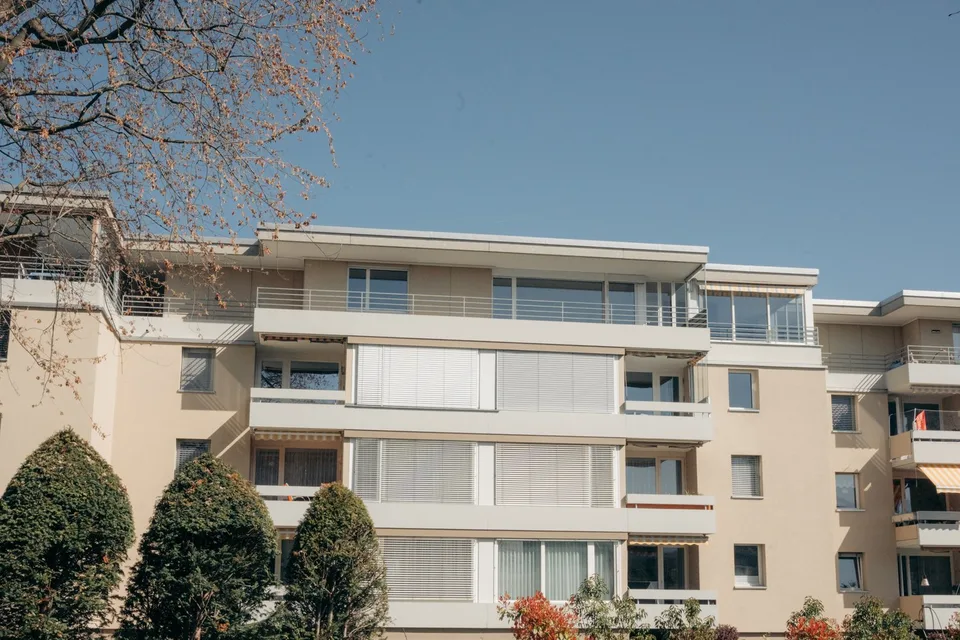 Charmante 4.5-Zimmer-Attikawohnung mit Bergpanorama in Thun – Foto 2 von 24