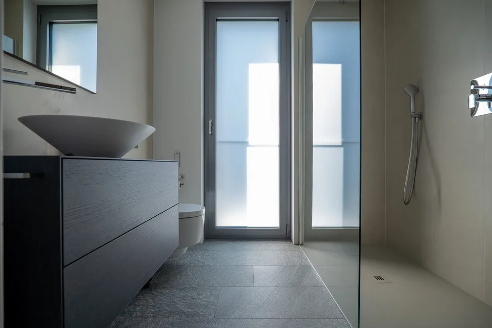 Verkauf in Minusio - modernes Dachgeschoss-Duplex mit 4,5 Zimmern und Seeblick in einem Doppelhaus – Foto 23 von 26