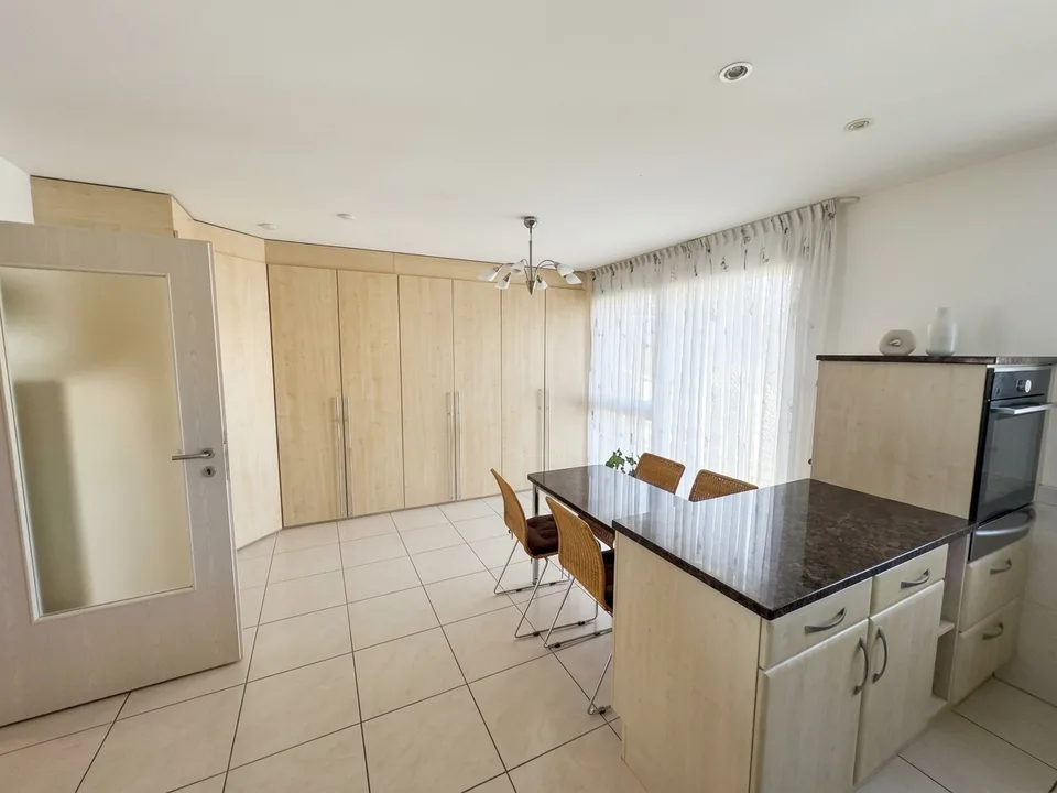 Wohnen auf 136 m²: Lichtdurchflutete 4.5-Zimmerwohnung mit riesiger Küche – Foto 3 von 23