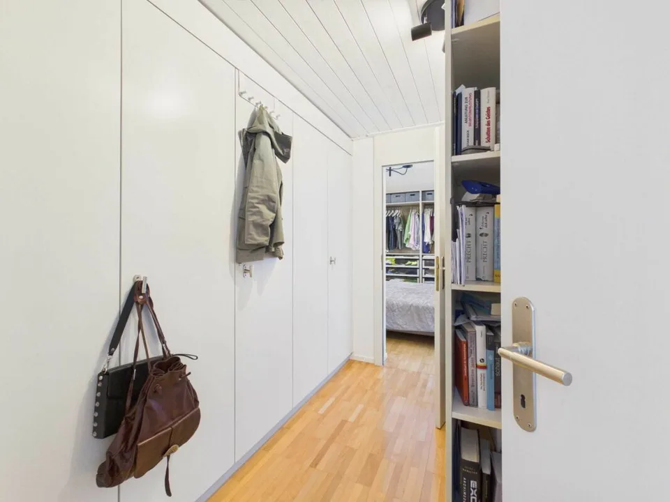 Appartement de penthouse unique de 3,5 pièces avec cuisine et salle de bain modernes – photo 5 sur 12