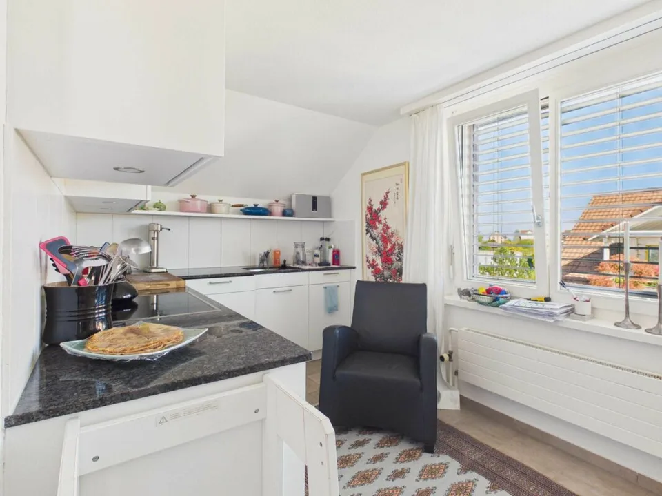 Appartement de penthouse unique de 3,5 pièces avec cuisine et salle de bain modernes – photo 10 sur 12