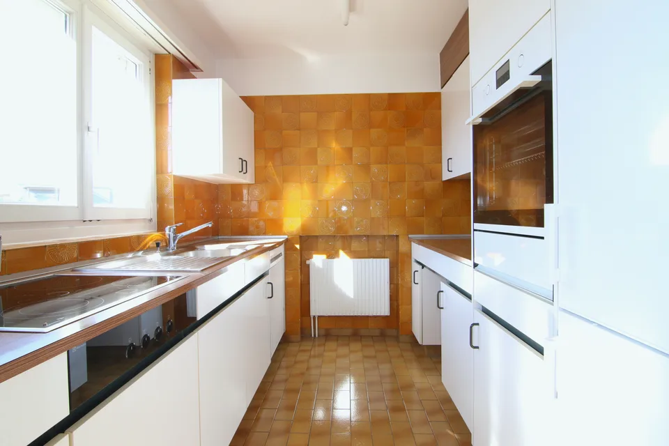 Helle Wohnung mit Balkon und Weitblick (inkl. 2 Parkplätze) – Foto 9 von 12