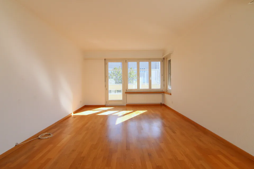 Helle Wohnung mit Balkon und Weitblick (inkl. 2 Parkplätze) – Foto 2 von 12